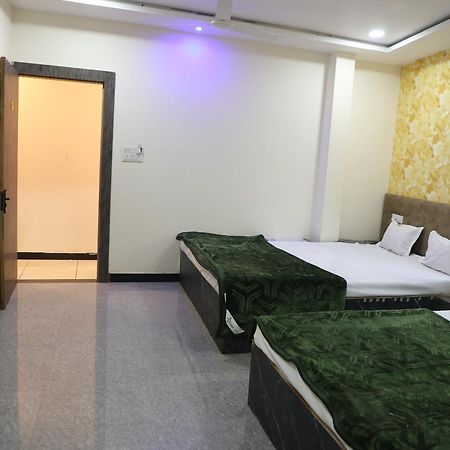 Hotel Somnath Inn Uddzsaín Szoba fotó