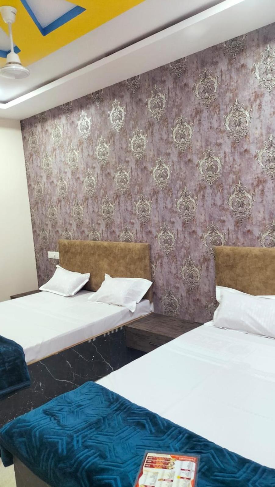 Hotel Somnath Inn Uddzsaín Kültér fotó