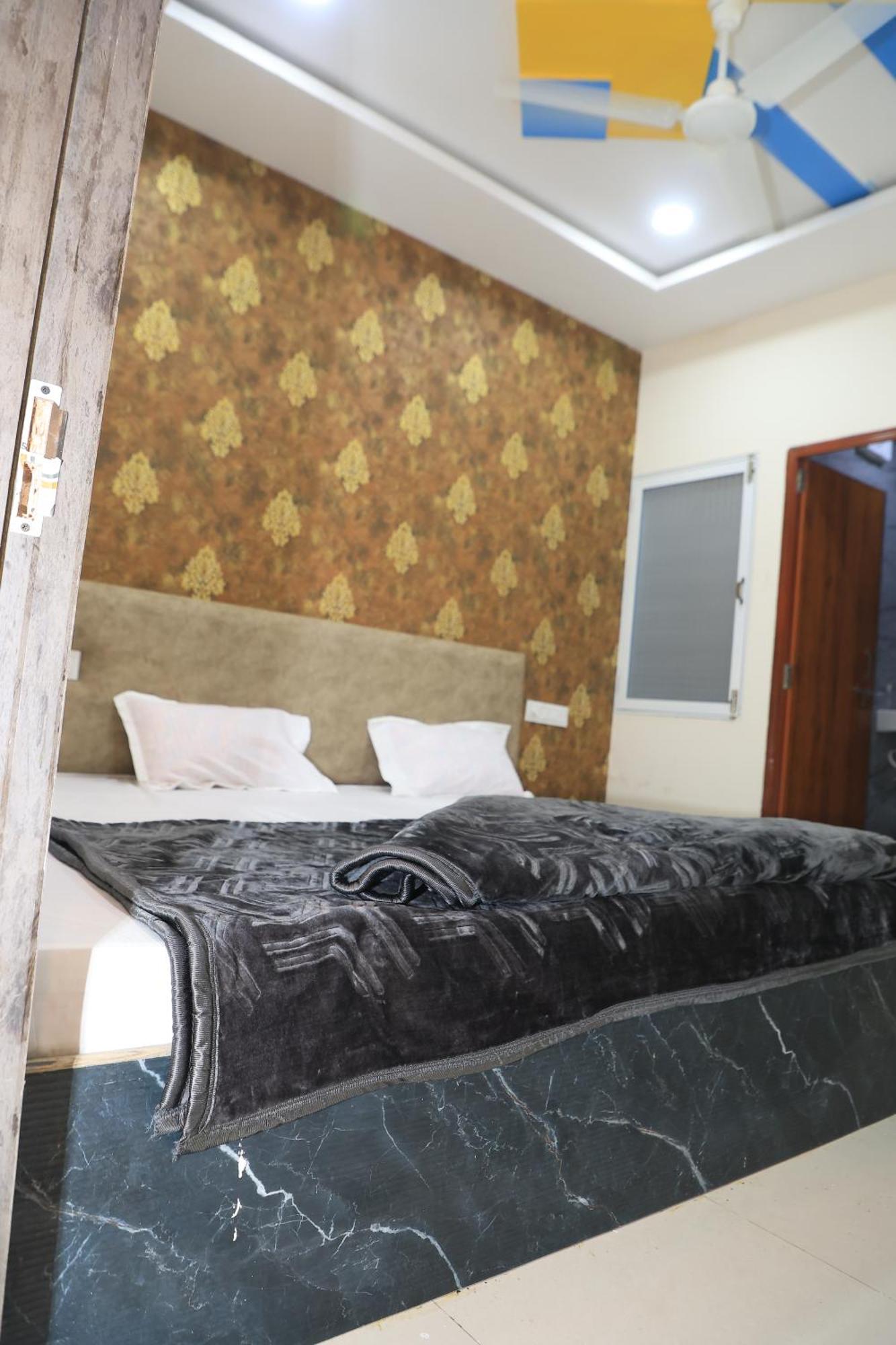 Hotel Somnath Inn Uddzsaín Szoba fotó