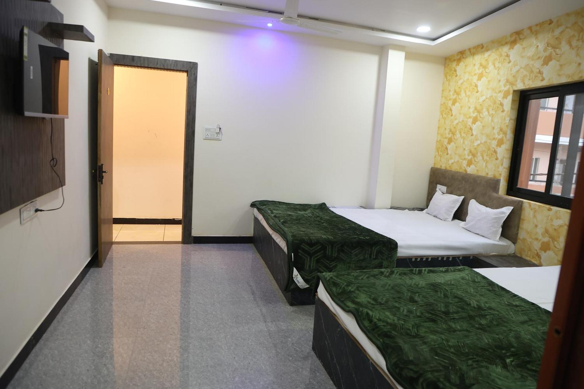 Hotel Somnath Inn Uddzsaín Szoba fotó