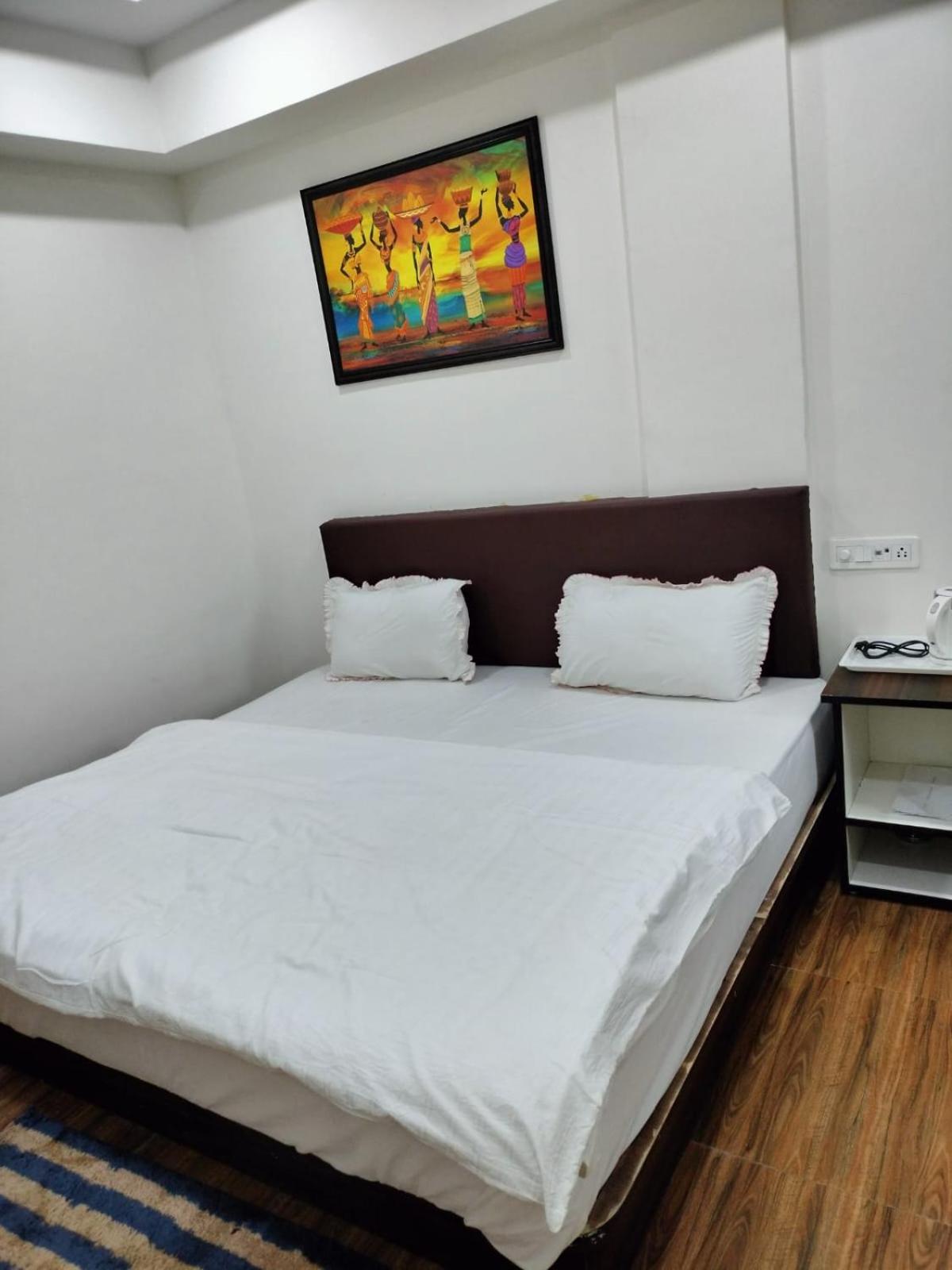 Hotel Somnath Inn Uddzsaín Kültér fotó